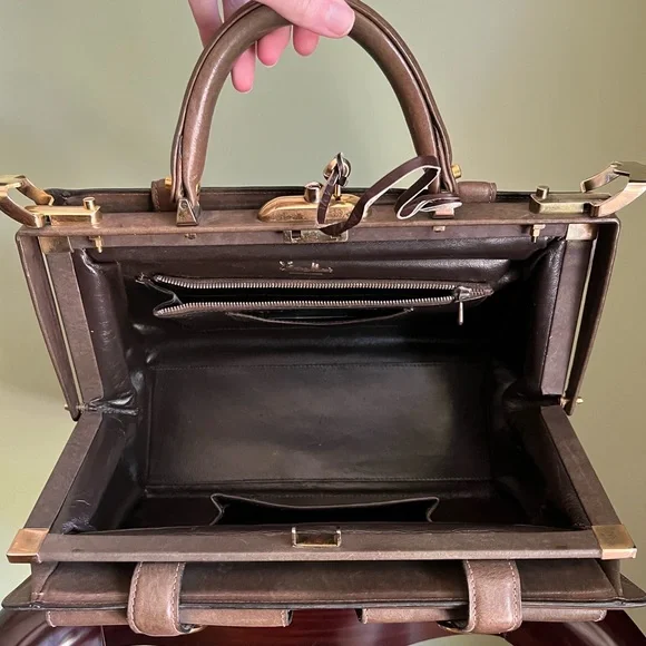Locking Travel Handbag, Leather Satchel with Original Key, Authentic Vintage - Picture 10 of 16